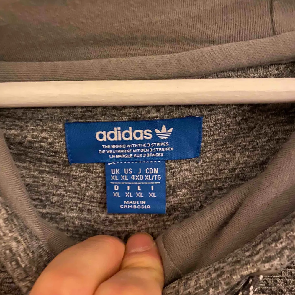 Adidas hoodie Trelinje vit går över axlar och den har en stor fickor fram och sidor fickorna som vanlig! Tror använt nån gång, väldigt bra skick! Storlek XL. Hoodies.