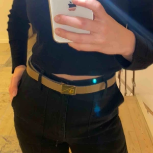  - Ett supercoolt vintage dior skärp (inte säker på att det är äkta) som är köpt här på plick. I bra skick. Ganska långt men det går att göra fler hål. Skriv för mer info/bilder 💕💕💕💕💕frakt tillkommer