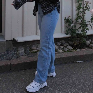  - Superfina ljusblåa vida jeans ifrån Emilie Briting x NAKD, som jag endast använt 1 gång pga att det är fel storlek. Nypris var 600kr💘. Köpare står för frakt 🥰