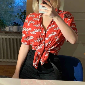  - Skjorta från H&M med Kelloggs loggan på. Köpte den på manavdelningen i antingen S eller XS men på en tjej sitter den som en M. Frakt ingår men kan mötas upp i Karlskoga eller Örebro 