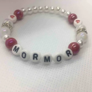  - Armband ” MORMOR” kärlek    Fin armband i vit och röda pärlor.  Handgjorda med elastiktråd och passar till alla handleder. Storlek : 17-18 cm