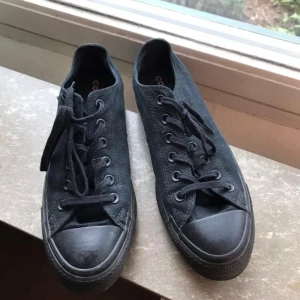 Låga converse med platå  - Säljer dessa balla svarta låga conversen med lite platå! 