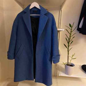 Blå kappa från zara, använd 2-3 gånger. Nypris 900kr 