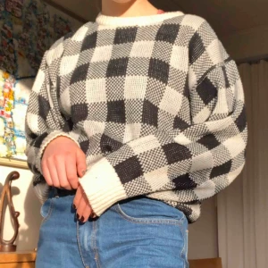  - Säljer denna fina stickade tröja då den inte kommit till användning💕🧚🏽‍♀️ Köpt på beyond retro! Sticks inte! 