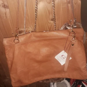  - Läder Väska. Helt ny med tags.