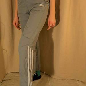 Coola, gråa trackbyxor från Adidas! Supersköna och trendiga byxor som passar till mycket, i bra skick. Köparen står för frakten. 