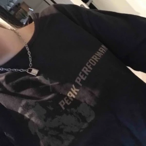  - Svinsnygg tröja från peak performance. Funkar perfekt som en oversize tröja! Säljer för använder den inte så mycket🥺 Köparen står för frakten🌱