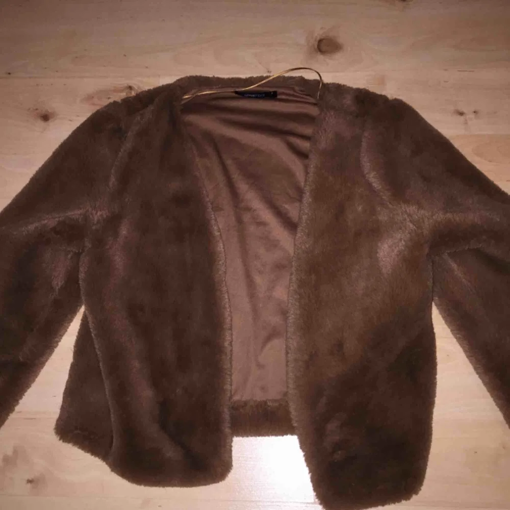 Skönt material på denna fina bruna kofta. Köptes från Gina Tricot men har ej använt. . Tröjor & Koftor.