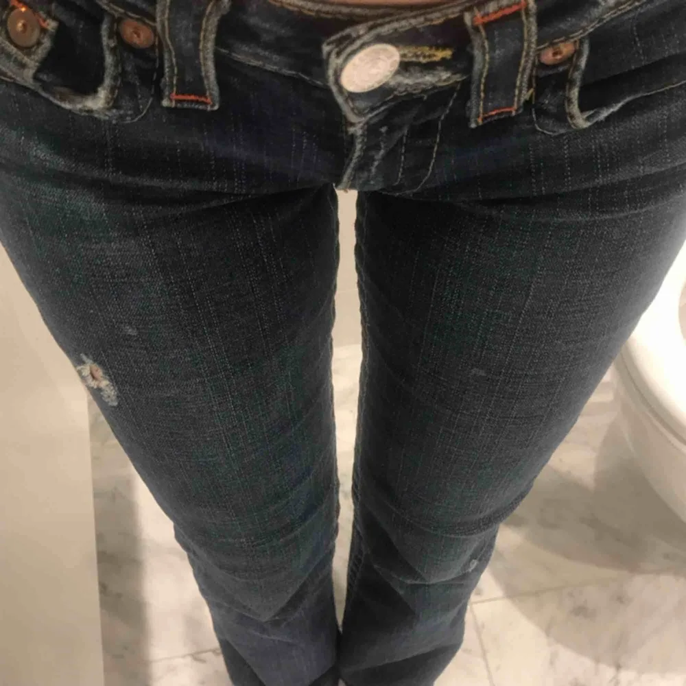 INTRESSEKOLL!!  24/25 i midjan. Skulle säga längd 30. Skitsnygga mörkblå låga True Religion jeans, inte 100% säker på att jag vill sälja men kanske behöver. Kom med bud!. Jeans & Byxor.