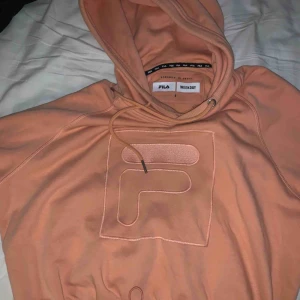  - Sjukt nice hoodie från Weekday x Fila. Aprikosfärgad med justerbart band i midjan. Lite croppad. I väldigt bra skick. Kan mötas upp i Växjö annars står köparen för frakt 💖