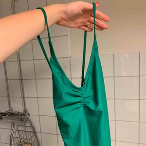  - Grön suuuperfin baddräkt!!! Från YAS! Aldrig använd! Köpte i förra sommaren! Kanske för ngn vintersemester? Eller förbereda för sommaren? Frakt ej inkl i priset