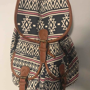  - Fin ryggsäck med tyg av rutigt mönster Det finns mycket plats 50kr+30kr frakt