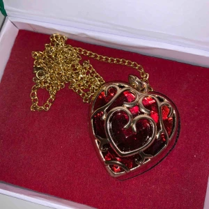  - Fettcoolt Legend of Zelda heart container halsband. Köpte den på Närcon för ca 300kr tror jag. Boxen medföljer!! Köparen står för frakt men kan mötas upp i Karlskoga/Örebro