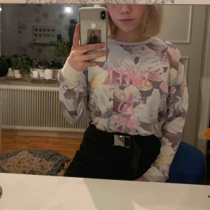  - Sweater från H&M. Använd några gånger men ganska bra skick. Köparen står för frakten men kan mötas upp i Karlskoga/Örebro