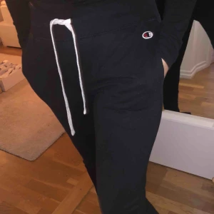  - Sköna champion mjukis byxor  Köparen står för frakt 