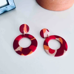  - Unika handgjorda örhängen i lera, går att få både med guld eller silvriga detaljer.  •nickelfria •frakt 11kr •insta: @dorisclaydesign