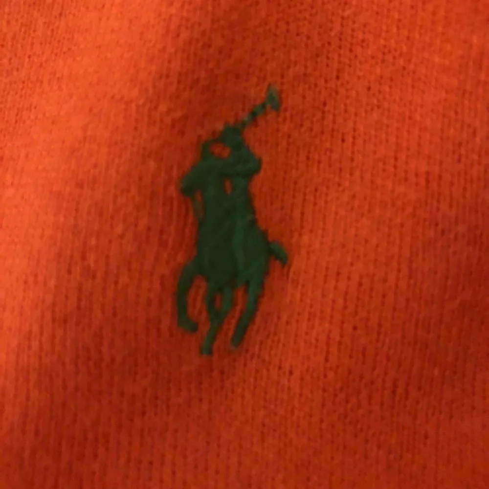 En skit snygg orange finstickad tröja ifrån ”polo ralph lauren” Med grön logga och v-neck i storlek M. Super snygg över en vit tröja! 🔥 Köparen står för frakt, kan mötas innanför tull 🌷. Stickat.