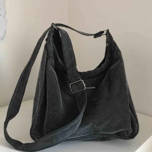  - Grå fjunig väska, ser nästan glittrig/skimrande ut på håll, kan fler bilder om det så önskas.  Frakt tillkommer💕