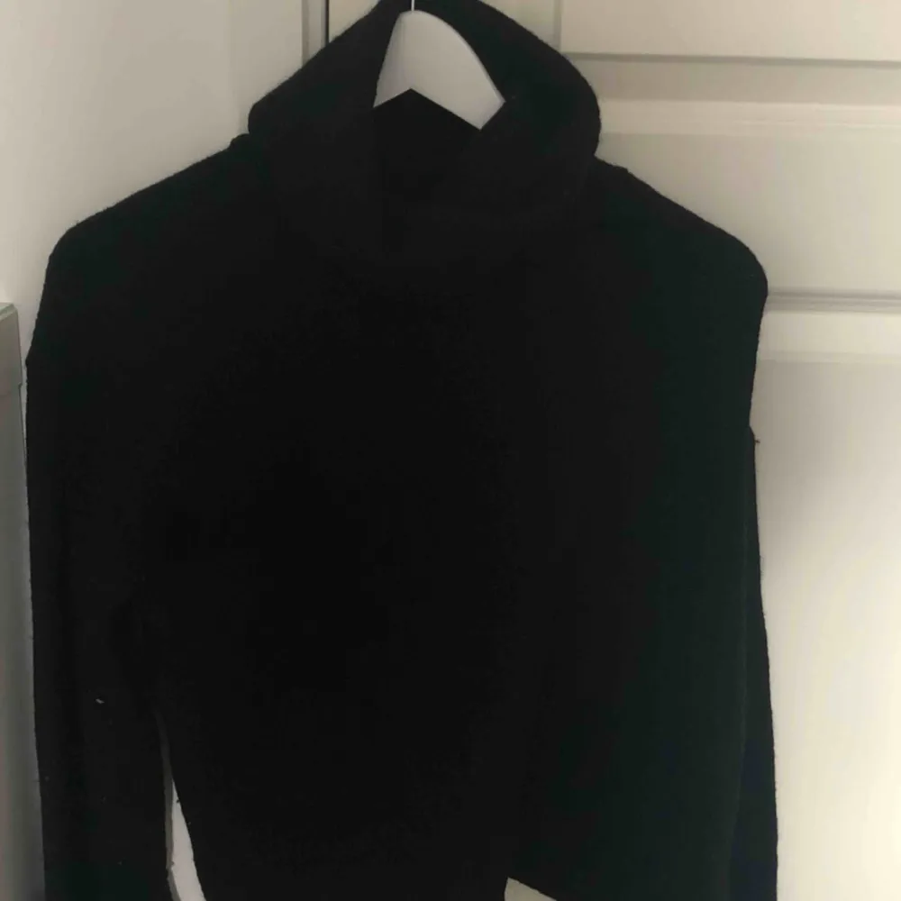 Fin svart stickad tröja från Lindex  Köparen står för frakt . Stickat.
