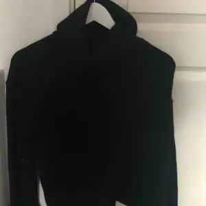 Fin svart stickad tröja från Lindex  Köparen står för frakt 