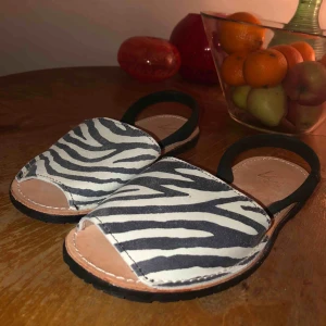  - Eller högsta bud. Nypris: 599kr Märkning: K. Cobler Oanvända sandaletter från Scorett. Ganska små i storleken.  Slitstarkt material och är bekväma för rätt storlek: 38-38,5 (enligt mig).  Upphämtning / kontant eller swish Swish med fraktavgift (ca 50kr)