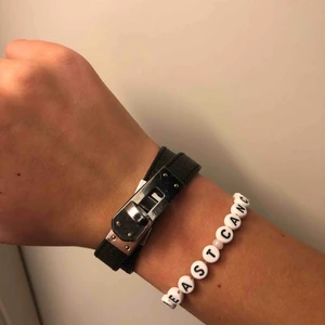  - Säljer mitt Hermés armband som jag säljer pågrund av att det inte kommer till användning så mycket längre, ser inprincip som nytt ut! 