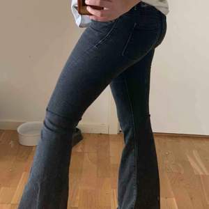 Säljer mina älskade, supersnygga jeans från märket Crocker. De är bootcut och semi-högmidjade, strax på naveln på mig. Längden passar perfekt på mig som är 160cm. Frakt tillkommer. Säljer pga för små för mig tyvärr😭 kan skicka fler bilder i chatt