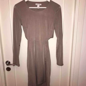  - Kort, tajt och smutsrosa klänning. Öppen vid svanken, sista bilden visar hur den ser ut över rumpa, INTE SAMMA KLÄNNING. Storlek S från Nelly. Endast använd en gång. Kontakta mig för mer information om du är intresserad!