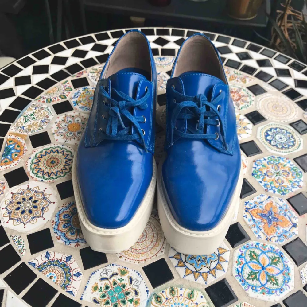 Electric blue derby shoes, never been worn. 36.. Skor.