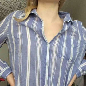  - Somrig skjorta med blåa och vita ränder🌊