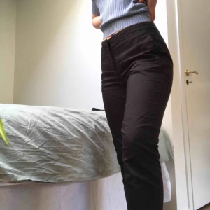  - Supersnygga och bekväma basic kostymbyxor. Passar även mig som har st 36. Snygg sleve vid anklarna. Köpare står för frakt😊