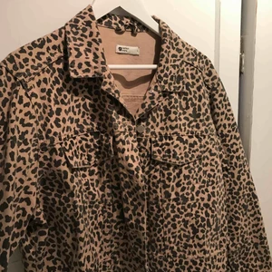  - En slutsåld leopard jacka från Gina, aldrig använd, storlek L men passar mig som är en s