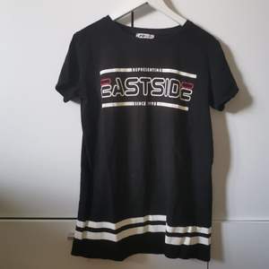 Svart T-shirt med tryck (Eastside) från New Yorker i storlek M. Frakten ligger på 44 kr. 