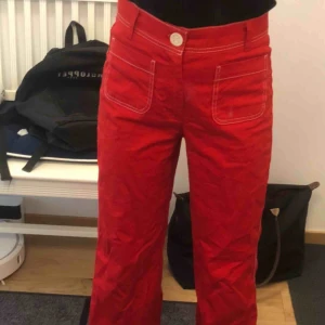  - Asfeta röda byxor! Bara använda fåtal gånger! Storlek S från Zara. Fraktar
