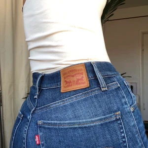 LEVIS Mile high super skinny  - ⚡️ Levis mile high super skinny strokes 26, passar XS/liten S   ⚡️ Bra skick!    ⚡️ Tryck på knappen under bilden för att köpa.    ⚡️ Kan skickas mot fraktkostnad. 