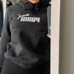  - puma-hoodie med luva. det står att den är stl XL men skulle säga att den är mer som en S/M 🦋 fraktkostnad på 63:- tillkommer