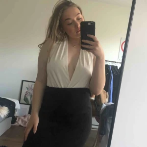  - As fin body från BikBok! Djup urringning men går lätt att sätta dit en säkerhetsnål om man skulle vilja det! Använd fåtal gånger. Perfekt nu till sommaren🌼🌸 Köparen står för frakten! 