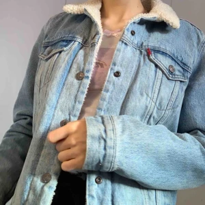  - Bra skick fodrad Ärmarna är 60cm långa