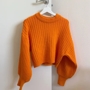 orange kofta - kofta från ginatricot i storlek XS, men passar även S och M eftersom det är mycket stretch!