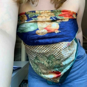  - Jättefin scarf som går att använda på flera olika sätt! Mått: 85x85cm. Fri frakt!