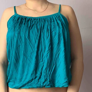  - Superskönt linne med veck✨✨ Härlig turkos färg som lyfter upp vilken outfit som helst💙💚🤩