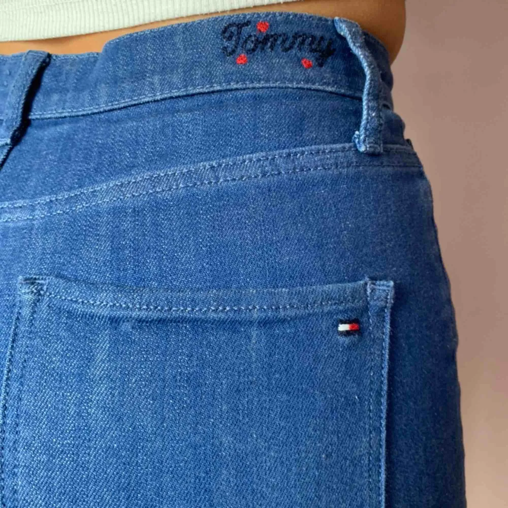 Snygga Unika jeans från Tommy hilfiger med snygga broderier som ger jeansen en extra fin touch😻  . Jeans & Byxor.