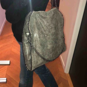  - Super snygg väska inspirerad av stella mccartney fast i svart. Inte mina bilder. Andra bilden syns storleken på väskan lite bättre :)