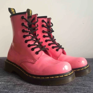 Dr Martens Rosa - Ett par rosa Dr Martens i storlek 37, knappt använda, har dock några små repor, men det är inget som märks på större avstånd. Priset kan diskuteras.