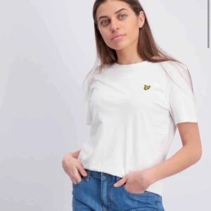  - Säljer båda min Lyle&Scott t-shirts för 200kr! Det är samma passform på båda men olika färger, vit och marinblå🦋