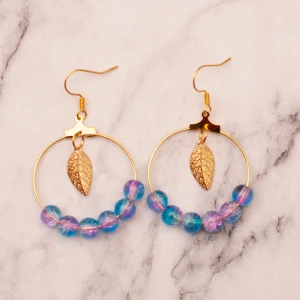 Golden leaf  - Guldfärgade örhängen med löv och tvåfärgade glaspärlor, nickelfria. 11:- i frakt, fri frakt vid köp över 100:- 💕