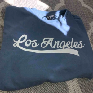 Croppad tröja - Croppad tröja från H&M fint skick. Kontakta mig om du har frågor 🙂