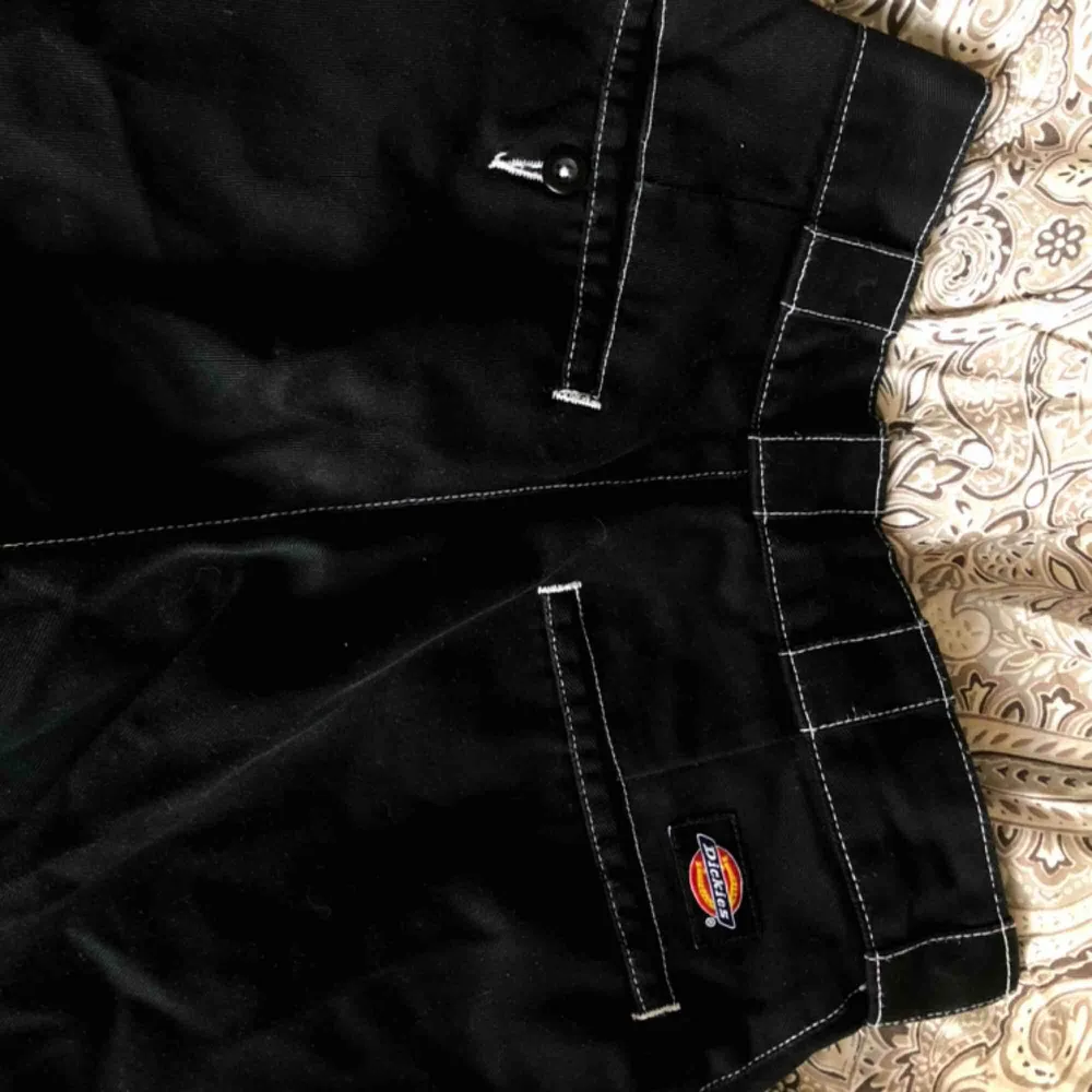 Säljer mina älskade dickies byxor 🥺 Som dessutom är limited. De har blivit för små därför säljer jag.  Köparen står för frakten. 🖤. Jeans & Byxor.