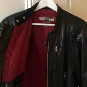  - Asball vintage motorcykeljacka från Kathrine Hamnett. Fodrad med rött innertyg och är allmänt i väldigt fint skick❤️