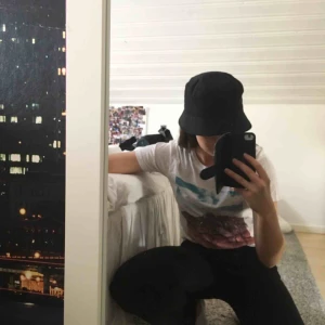  - En vit t-shirt med tryck från Gina Tricot. Kan skicka mer bilder om det skulle vara så.